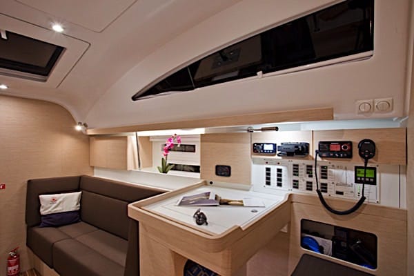 Navigering och kommunikation i segelb�ten Elan 45